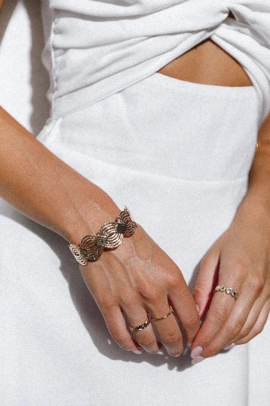 - Foldable and portable cat bagEliana Cuff Bracelet - Gold